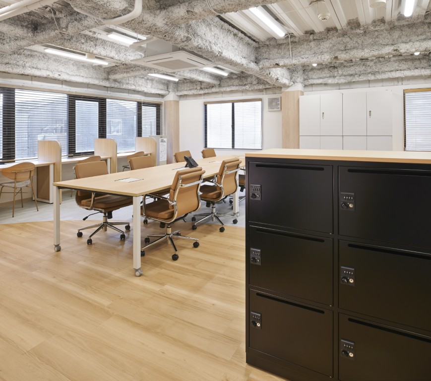 【３階】座席が選べる、フリーアドレスの開放的な執務室