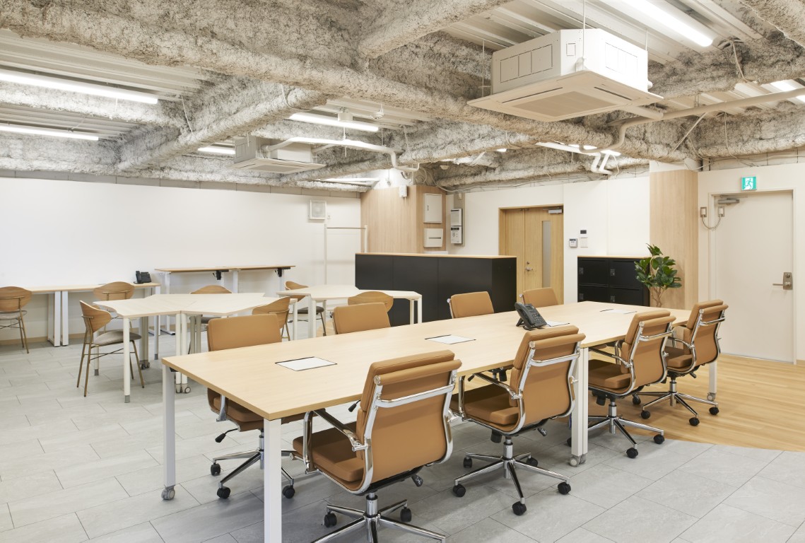 【３階】座席が選べる、フリーアドレスの開放的な執務室