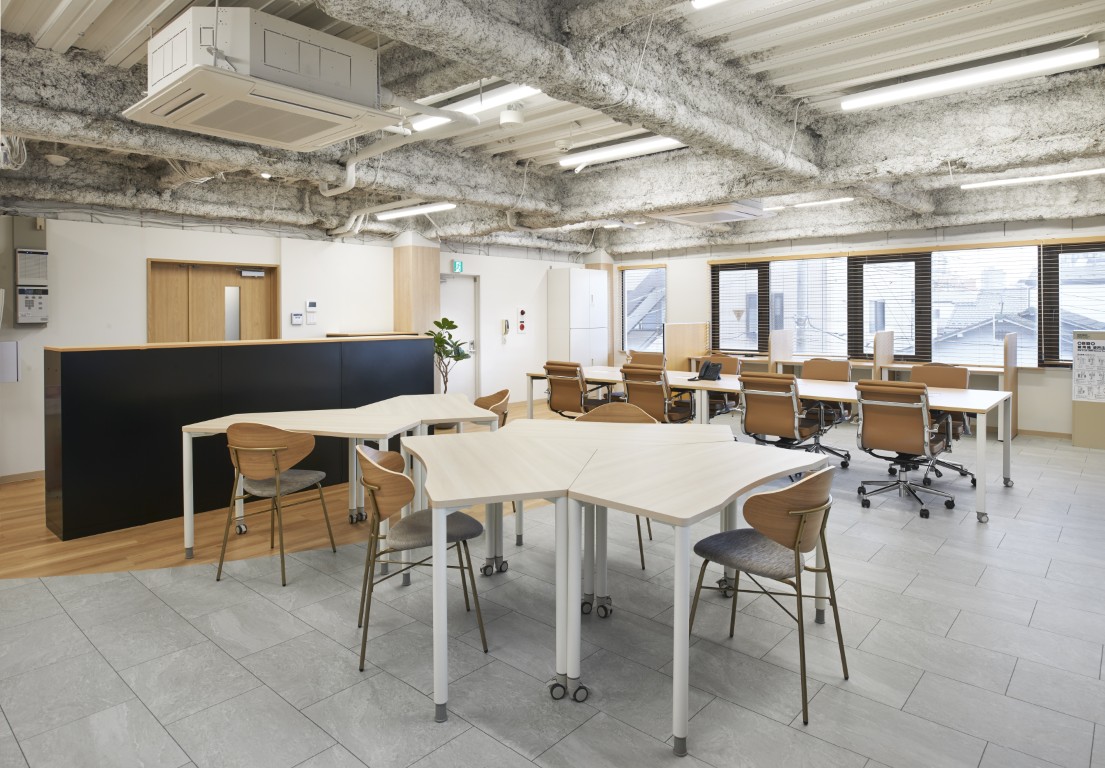 【３階】座席が選べる、フリーアドレスの開放的な執務室
