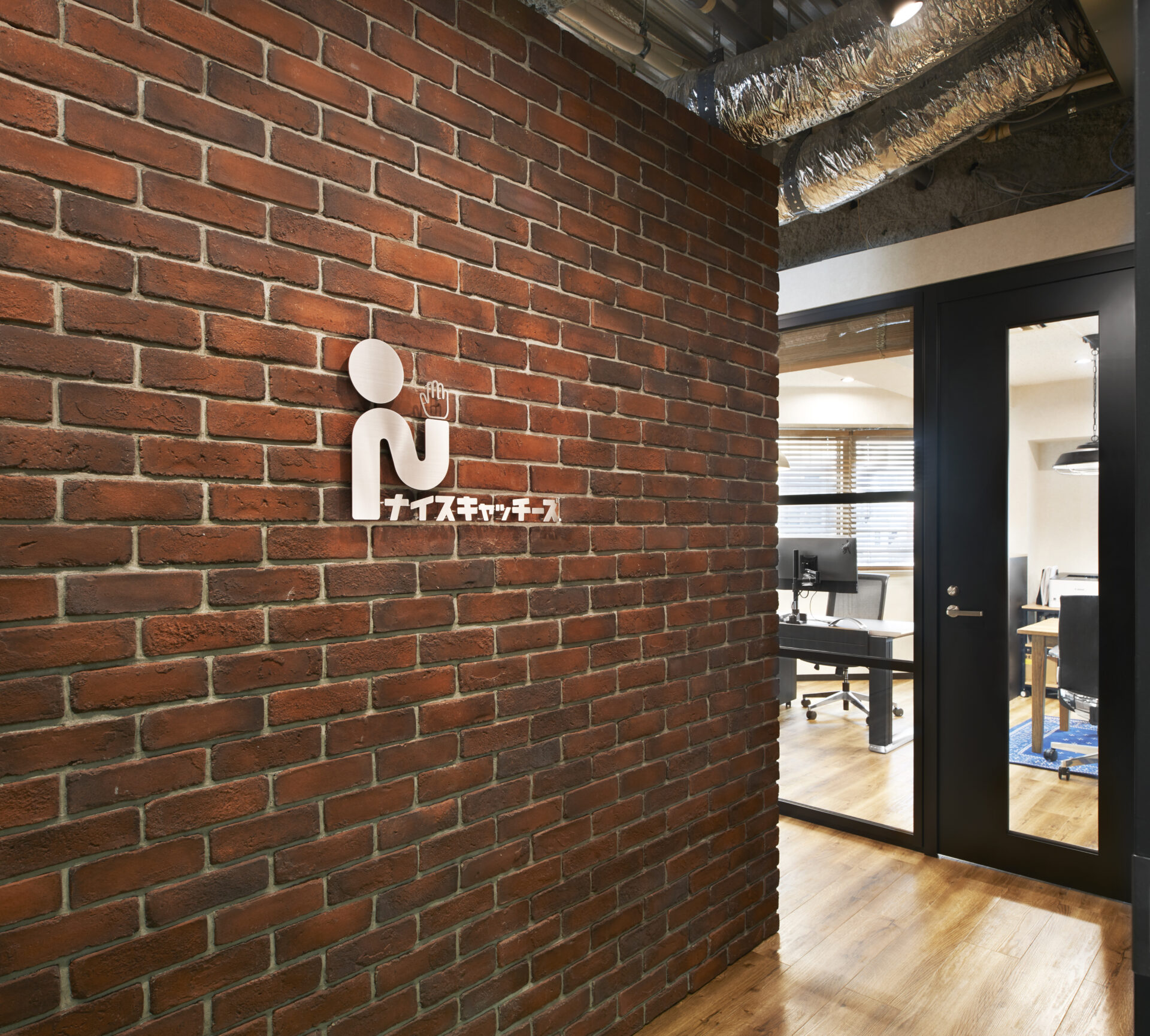 ブリックタイルと木目の素材感を活かしたスタイリッシュなオフィスデザイン事例