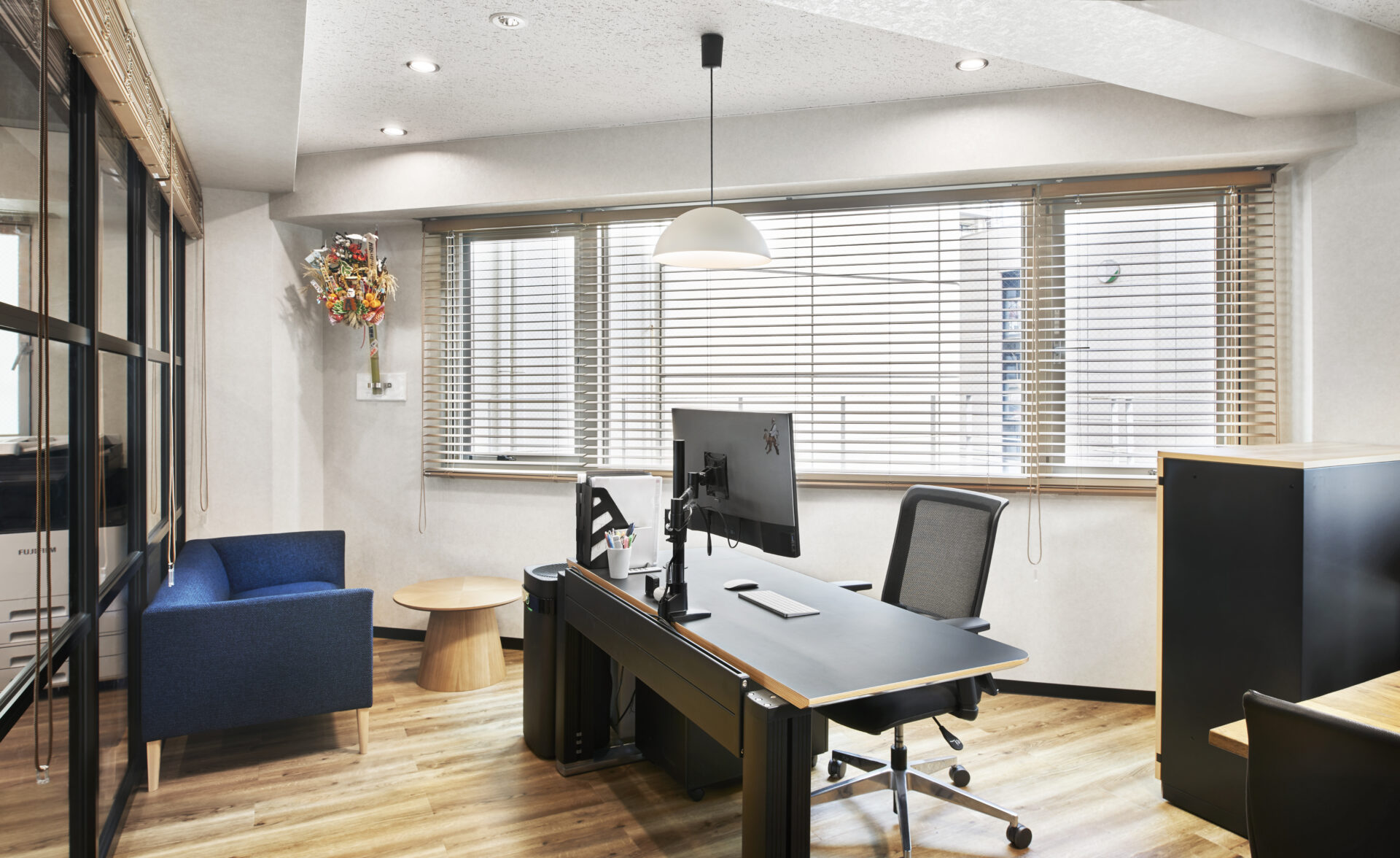 ブルーソファがポイントになったナチュラルで明るいエグゼクティブルーム