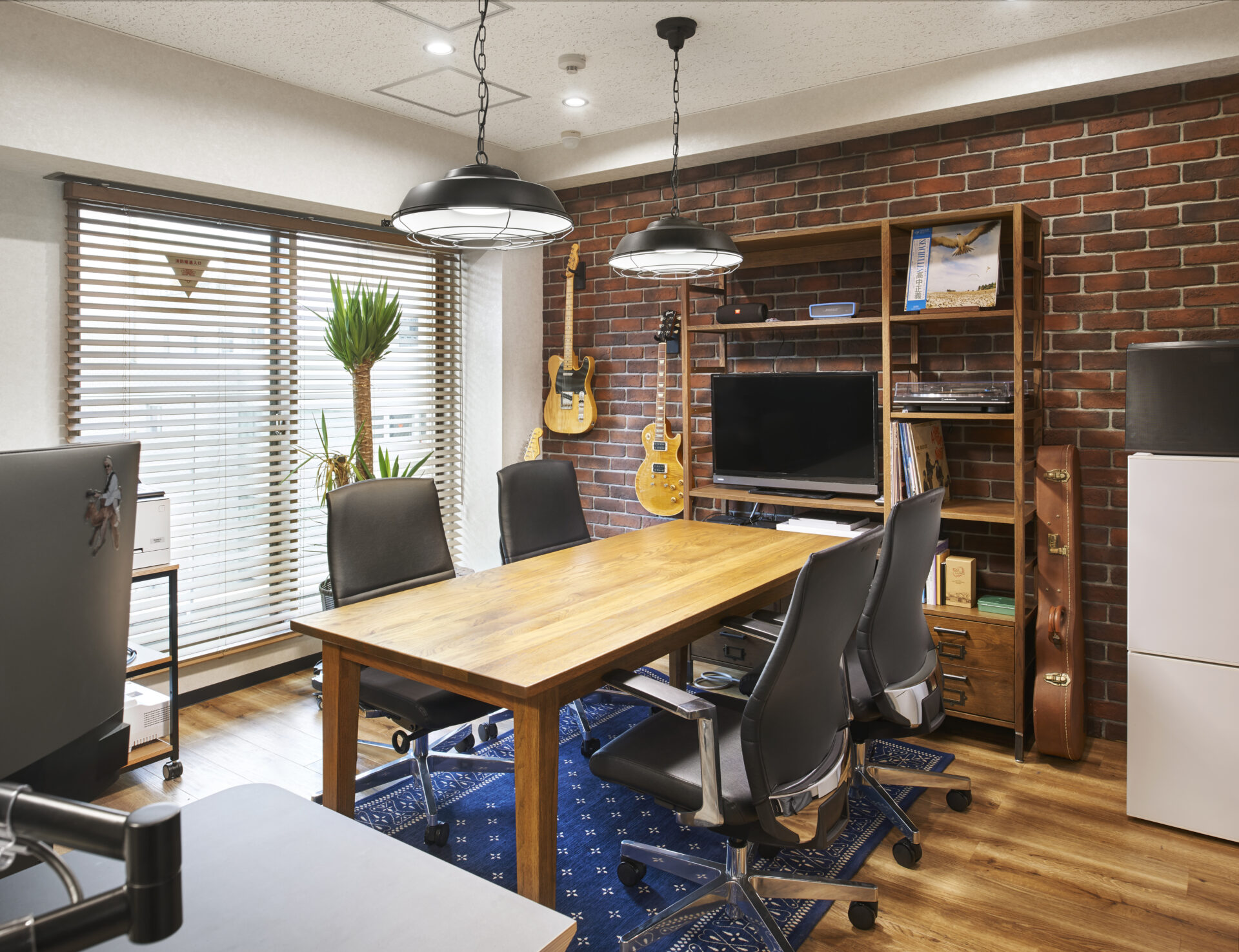 ブリックタイルとスタイリッシュな家具でまとめたヴィンテージライクな内装