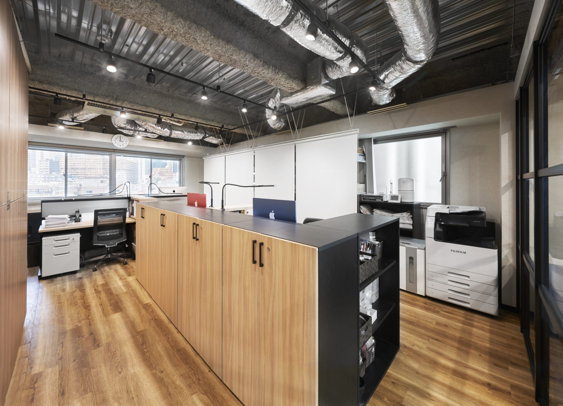 状況に合わせて上げ下ろしできるローリングスクリーン