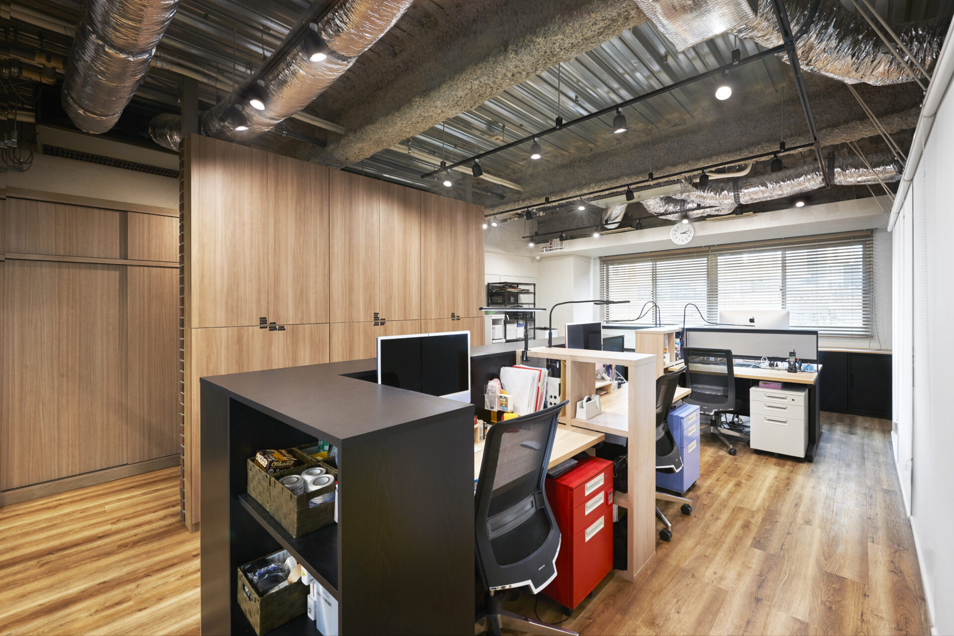 集中と交流の両方を実現できる執務スペースのレイアウト