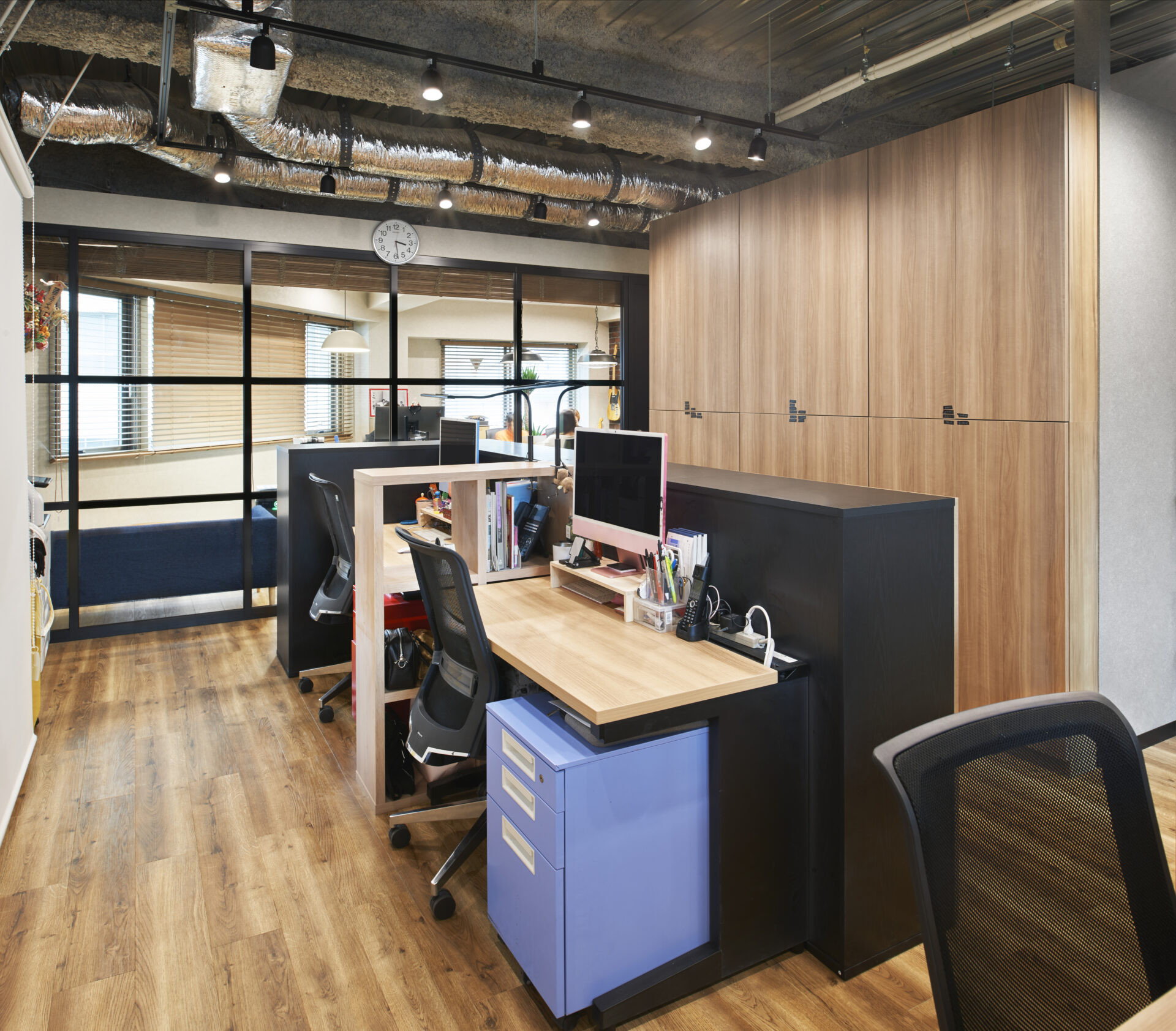 まるで造作したような柄・色味・サイズがマッチした収納棚