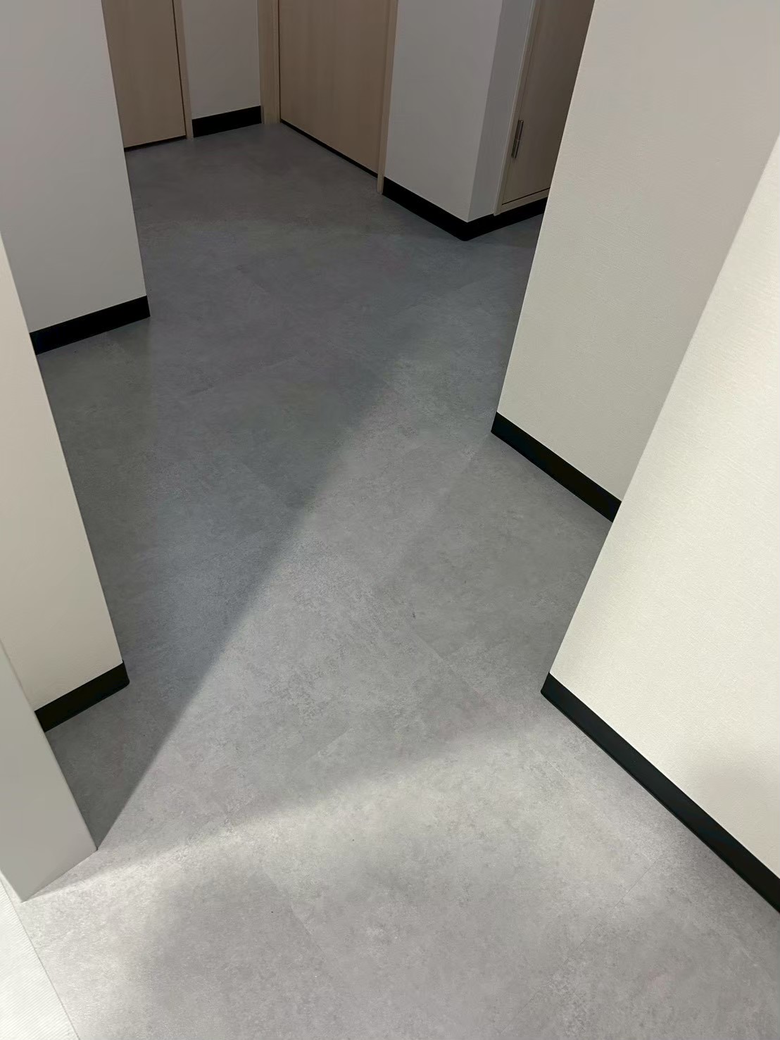 トイレと給湯室の床も、清潔感のあるモルタル調の塩ビタイルへ張り替え