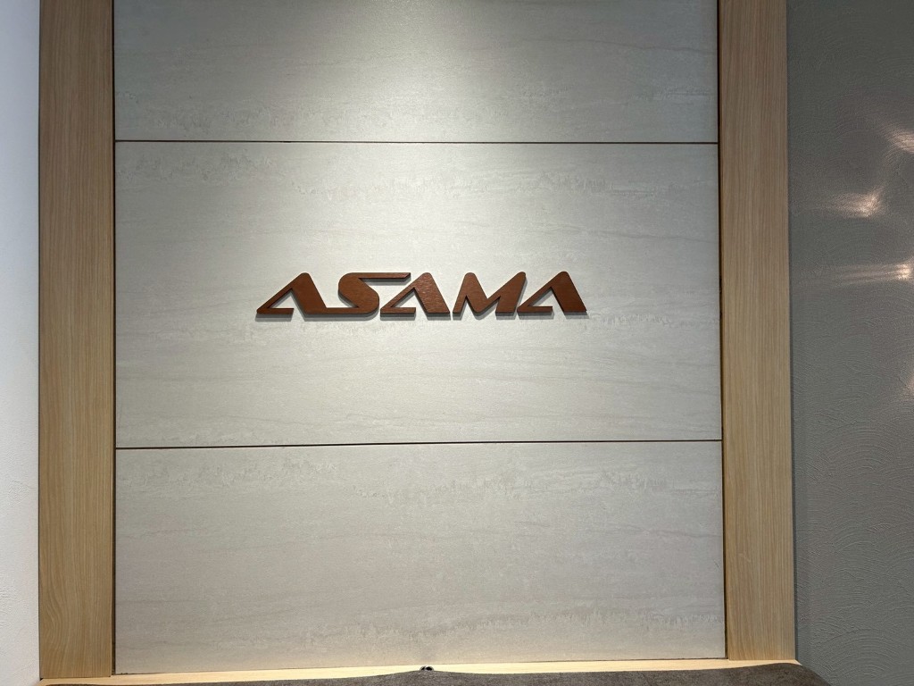 【1階】存在感のある受付カウンターが迎えるエントランス