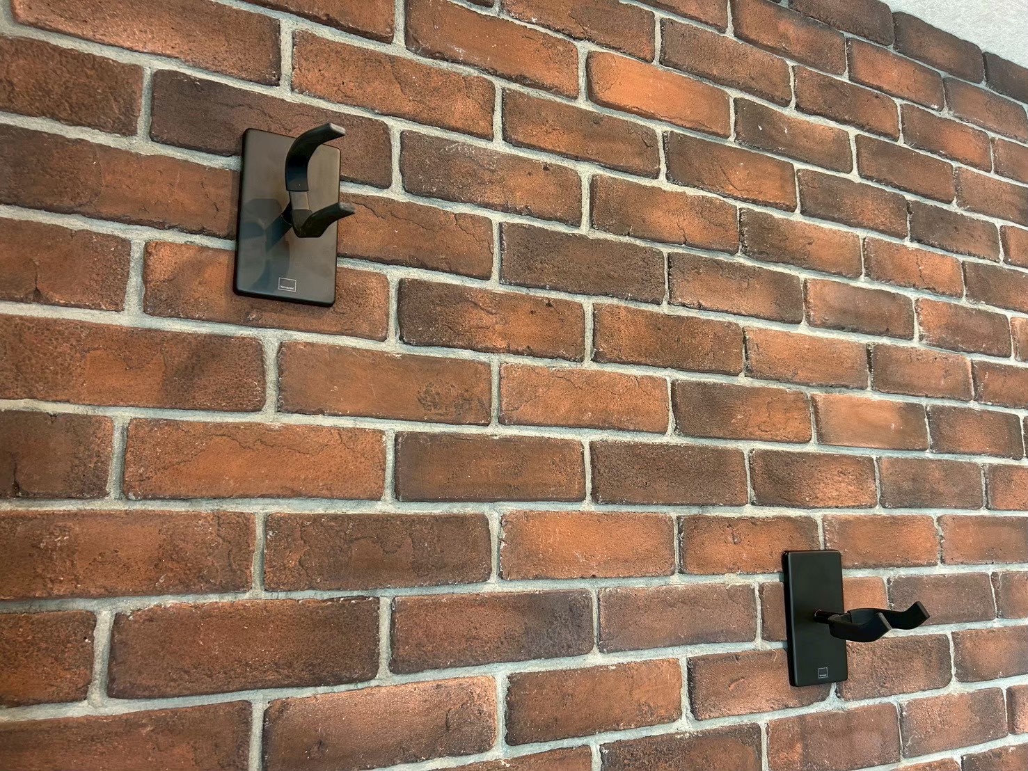 ブリックタイルの壁面に設置したギターフック