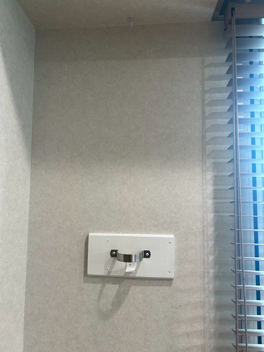 熊手を飾りたいというご要望に応え、専用の造作ホルダーを壁面に設置