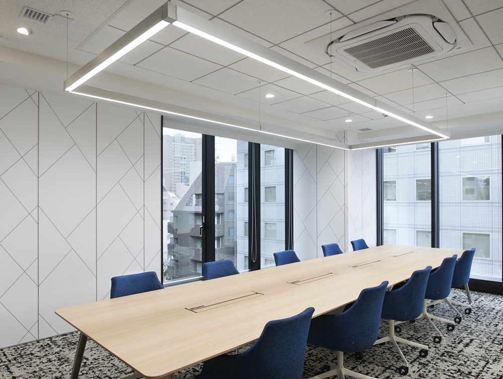 ブランドカラーやグラフィックモチーフを取り入れ、企業価値を体現する会議室を実現。