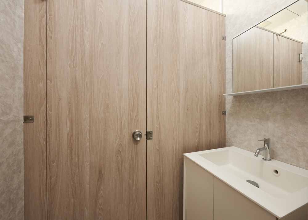 明るい木目の内装でリラックスできるトイレ内装